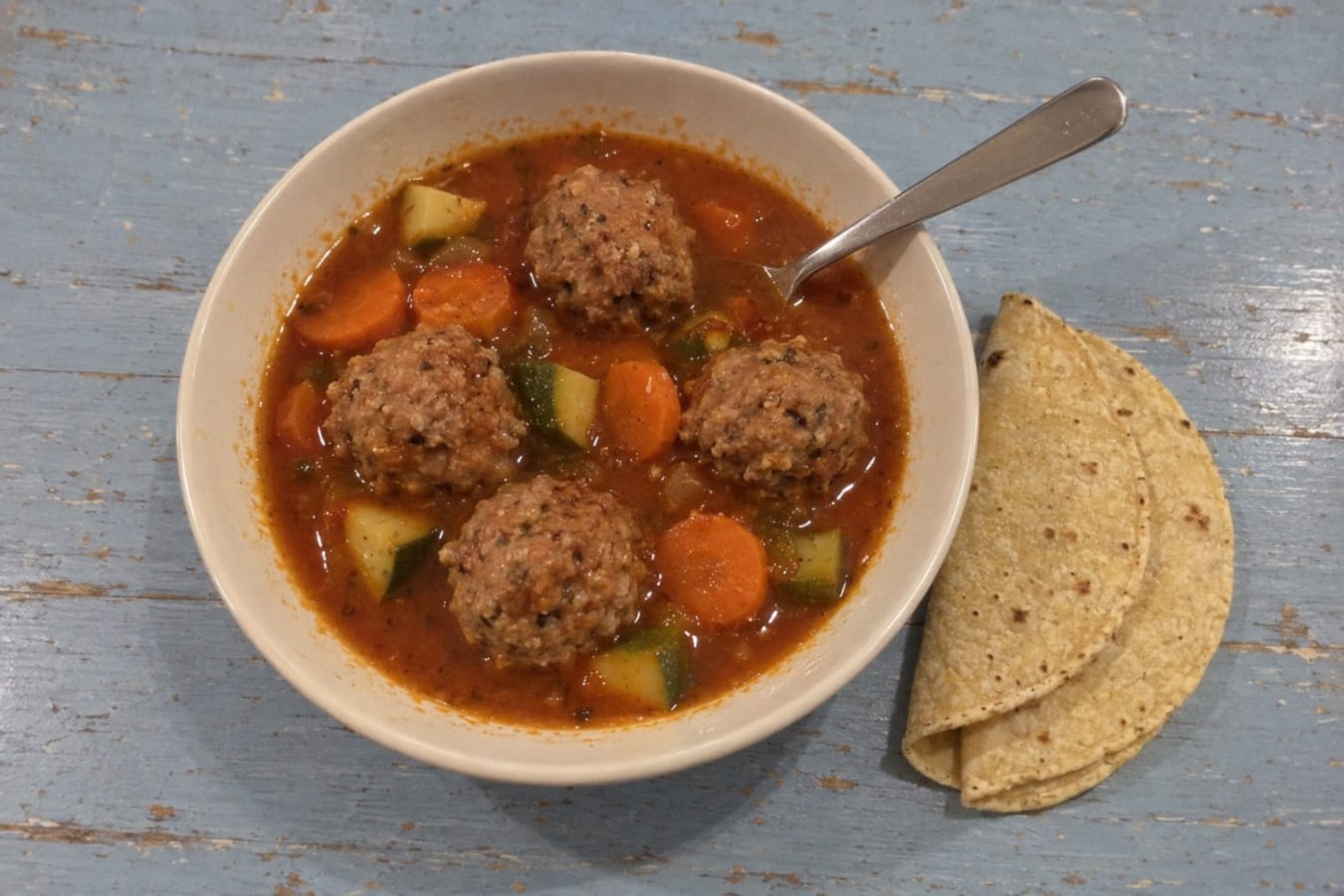 Albóndigas – köttbullar i tomat- och chipotlebuljong