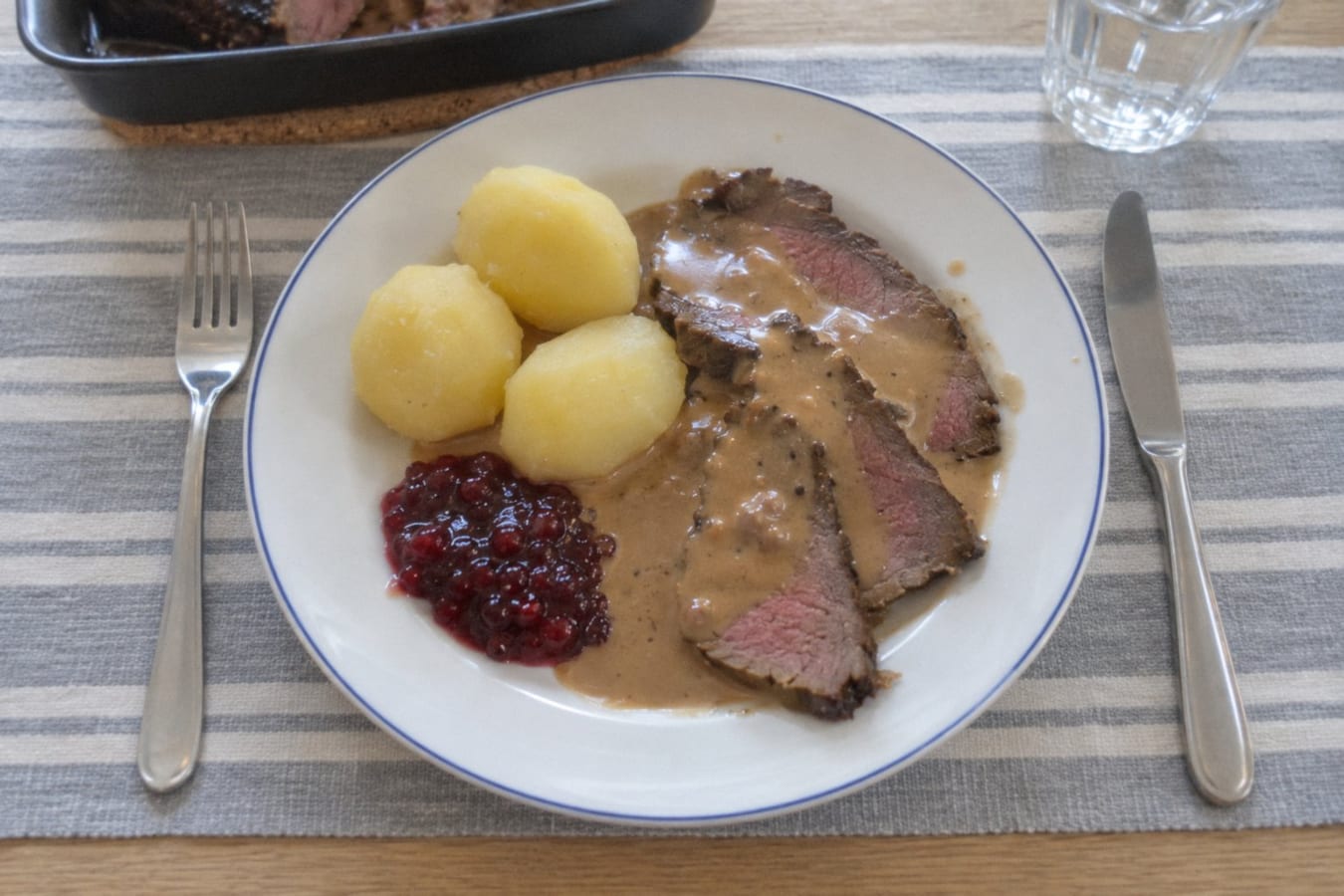 Älgstek med gräddsås, potatis och gelé