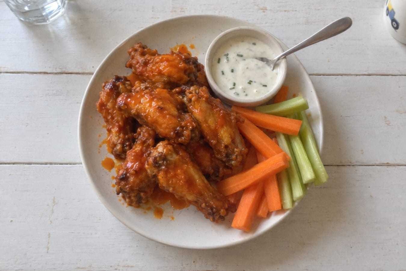 Alitas búfalo – chicken wings in hot sauce with a creamy dip