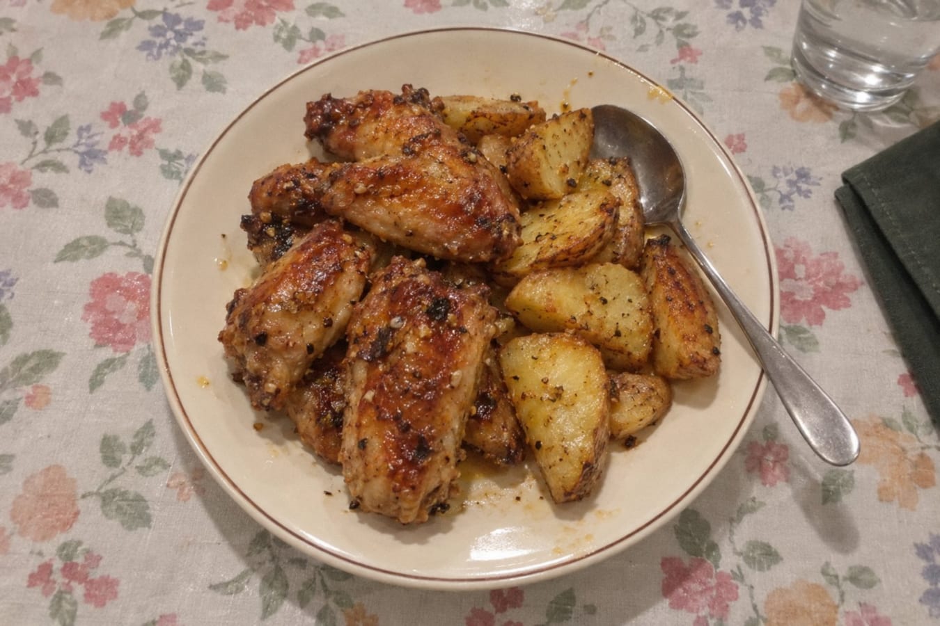 Alitas de pollo al horno con papas