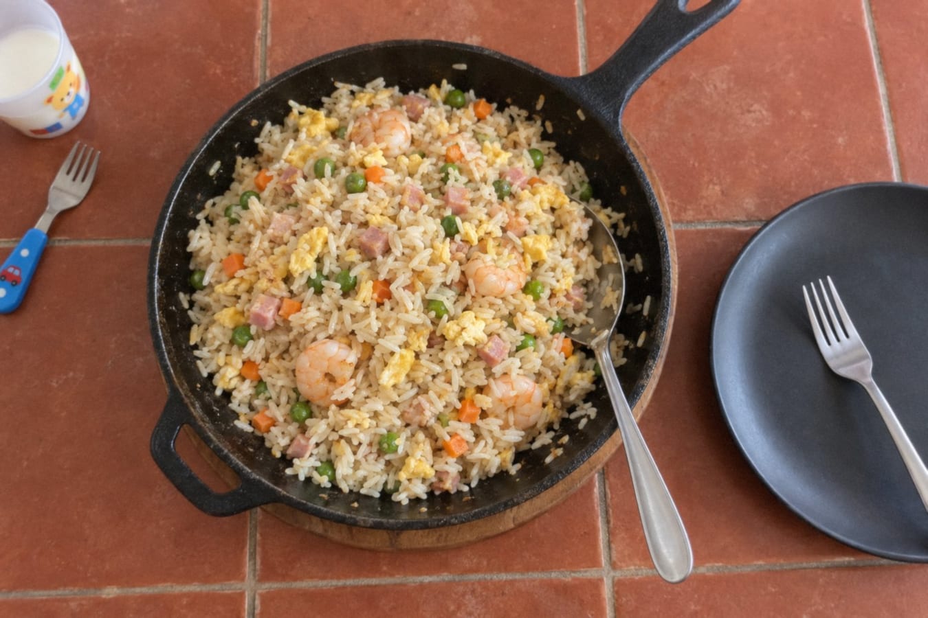 Arroz tres delicias – stekt ris med skinka, räkor och ägg