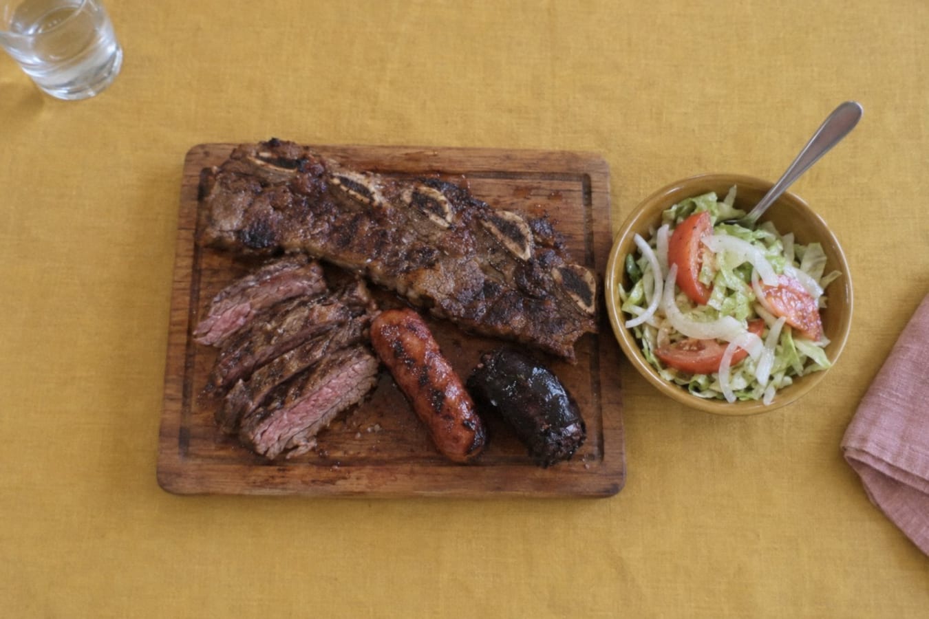 Asado – grillade revben, flankstek och korv med sallad