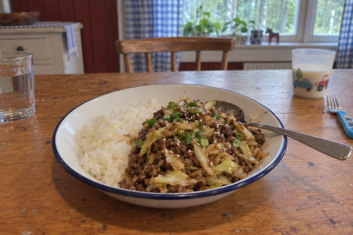 Carne picada al estilo asiático con repollo y arroz