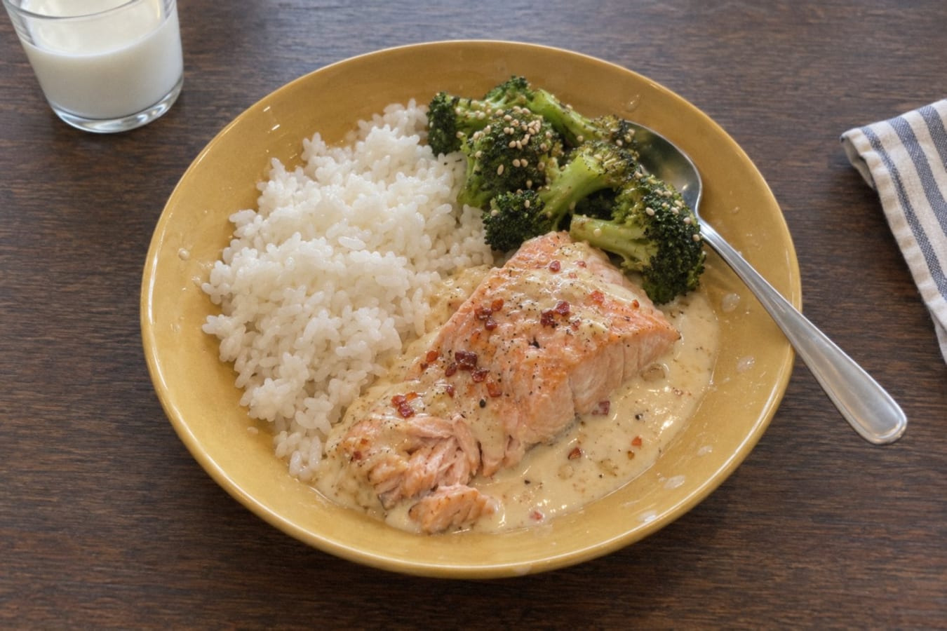 Salmón al estilo asiático con arroz y brócoli