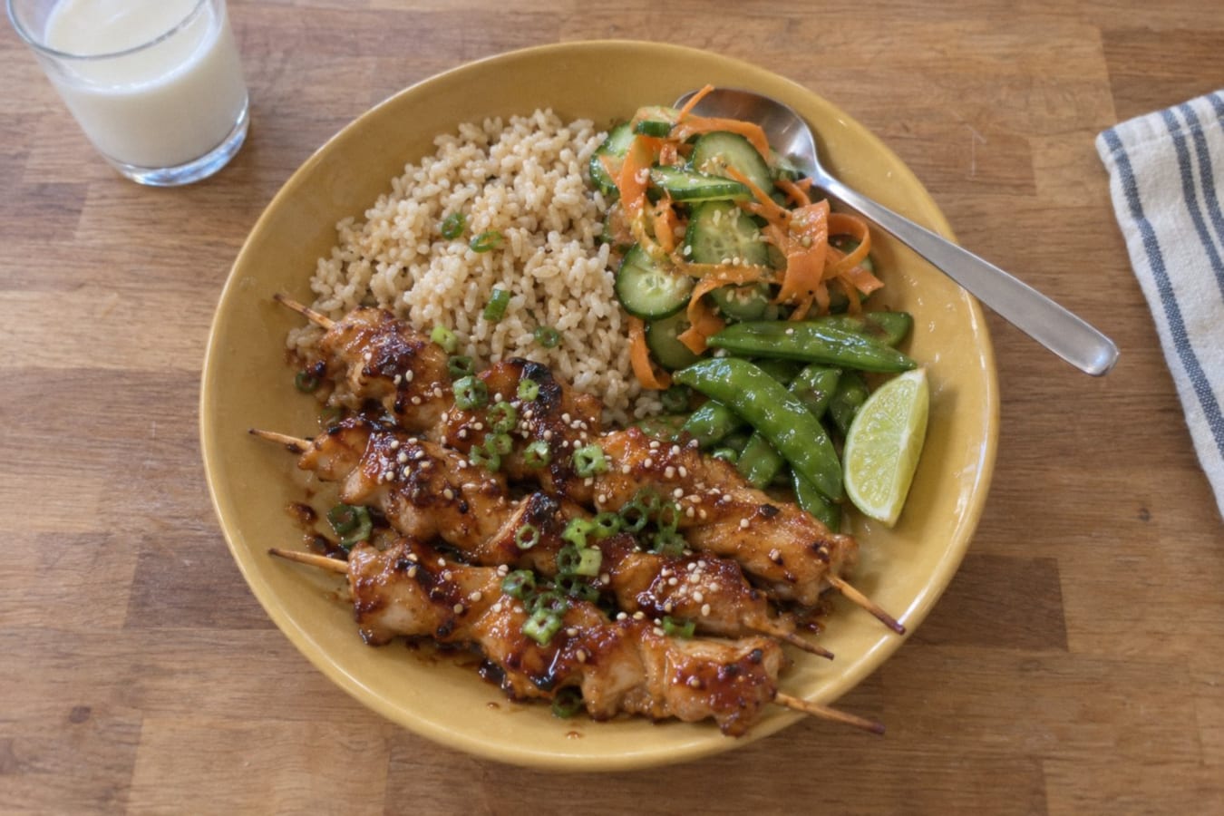 Asiatiska kycklingspett med gurksallad och ris
