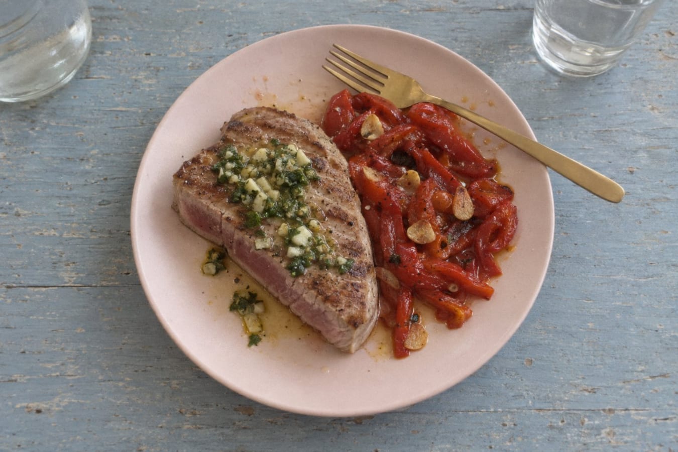 Atún a la plancha con pimientos asados