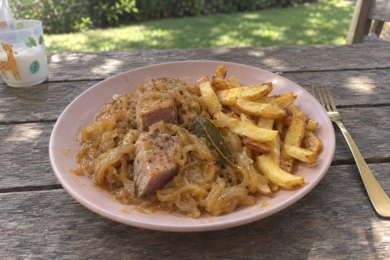 Atún encebollado – tuna with slow-cooked onions and chips