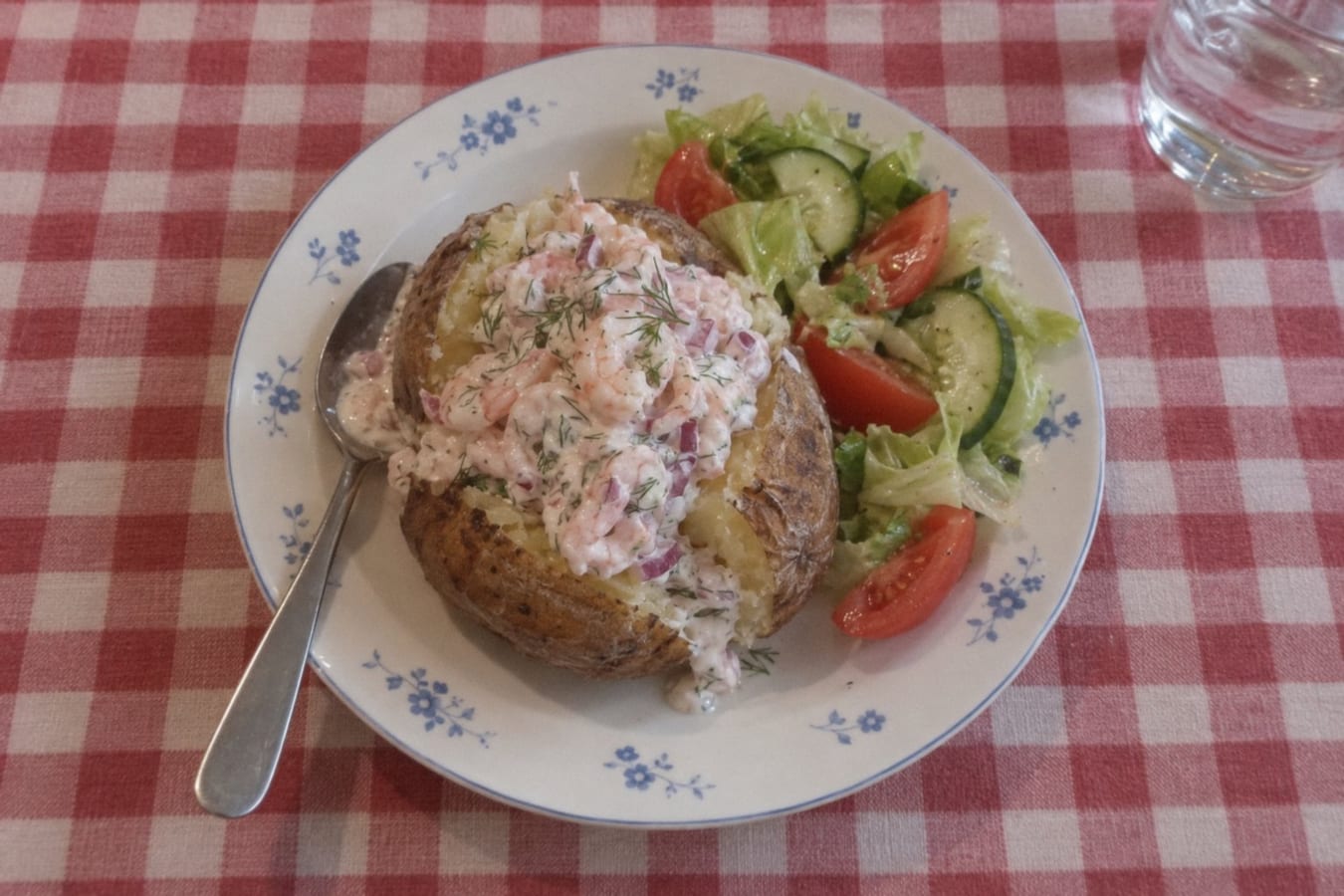Papas al horno rellenas de camarones con eneldo