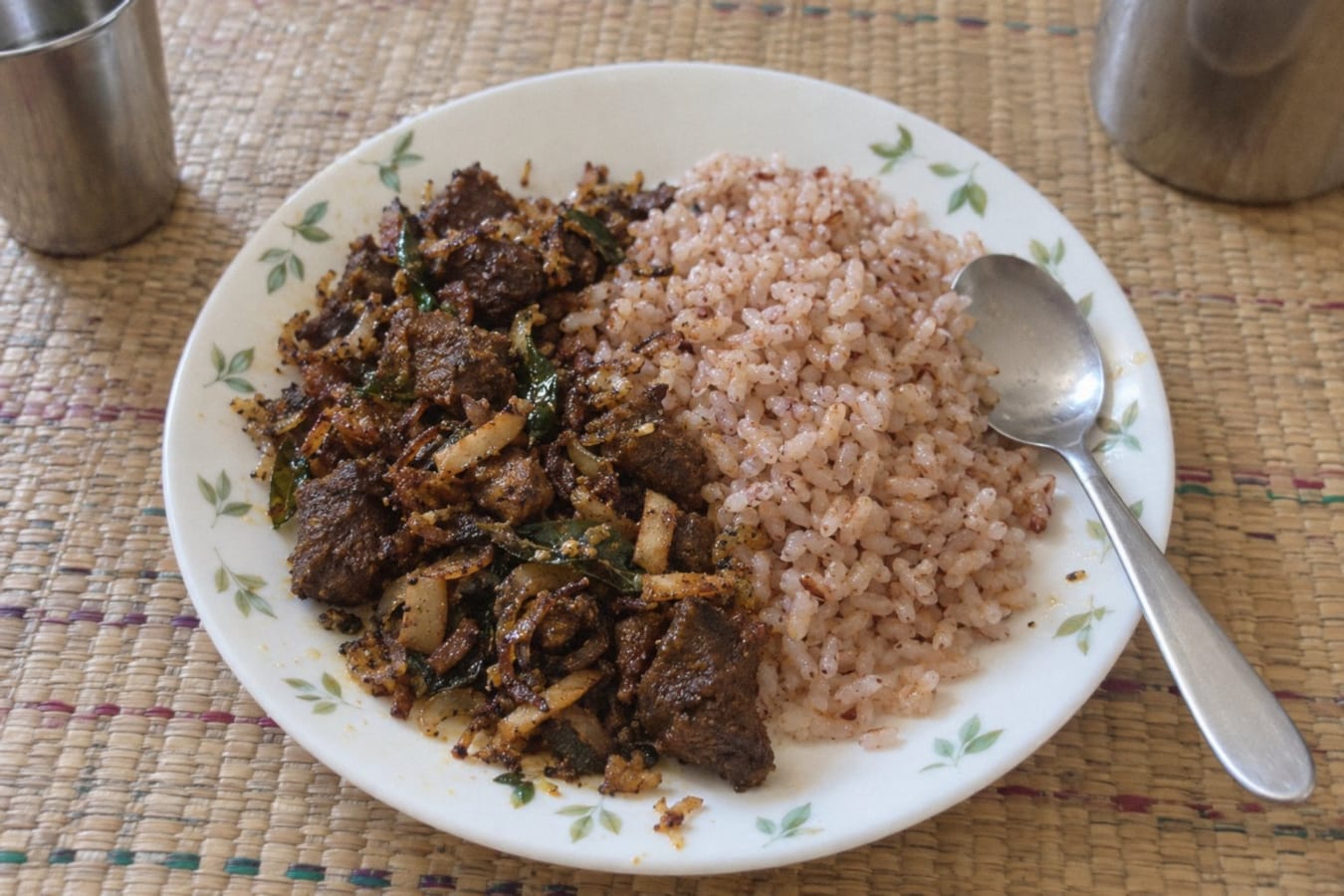 Beef ularthiyathu med ris – keralskt nötkött stekt med kokos, schalottenlök och svartpeppar