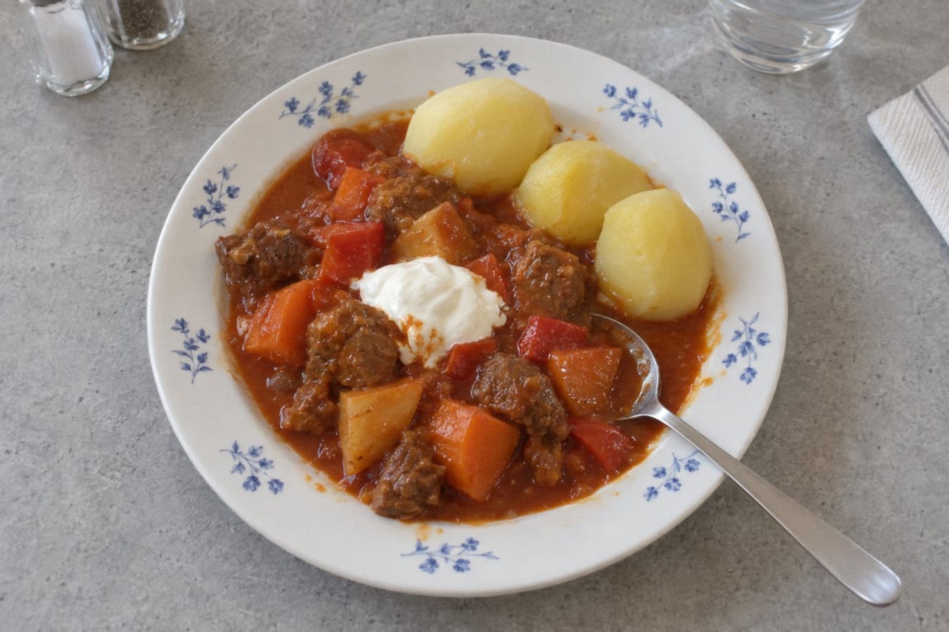 Köttgryta med paprika och rotfrukter
