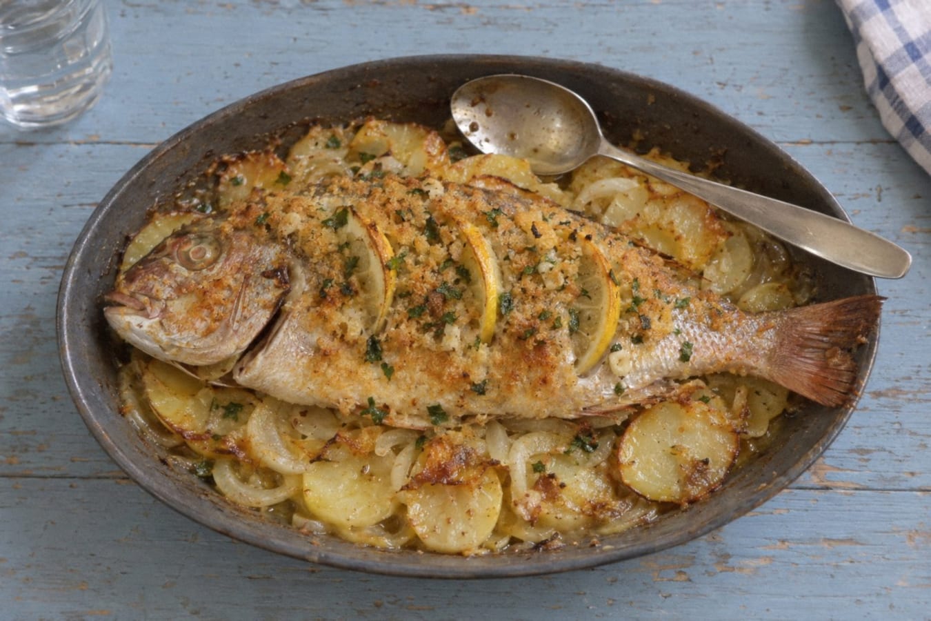 Besugo al horno – ugnsbakad fläckpagell med potatis