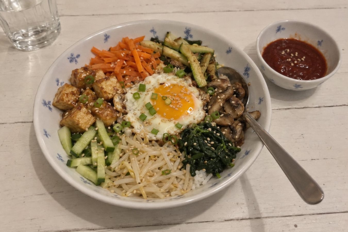 Bibimbap med tofu, grönsaker och ägg