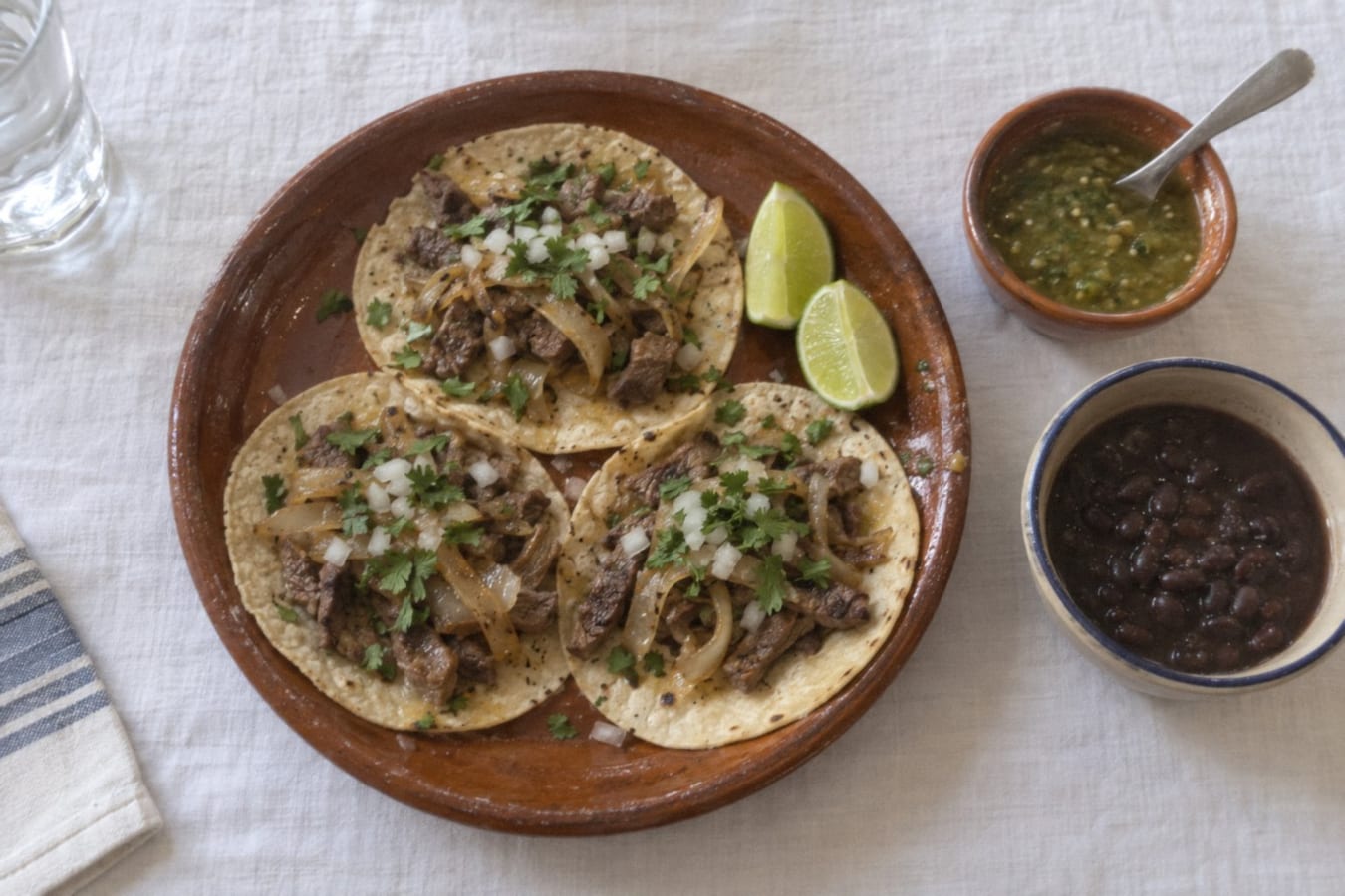 Tacos de bistec encebollado