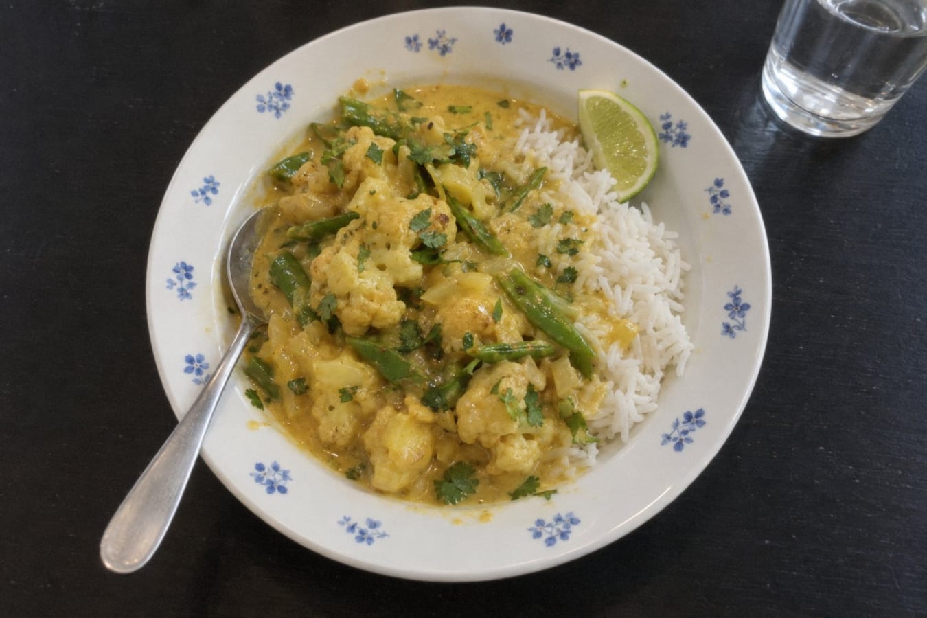 Curry de coliflor con leche de coco y arroz