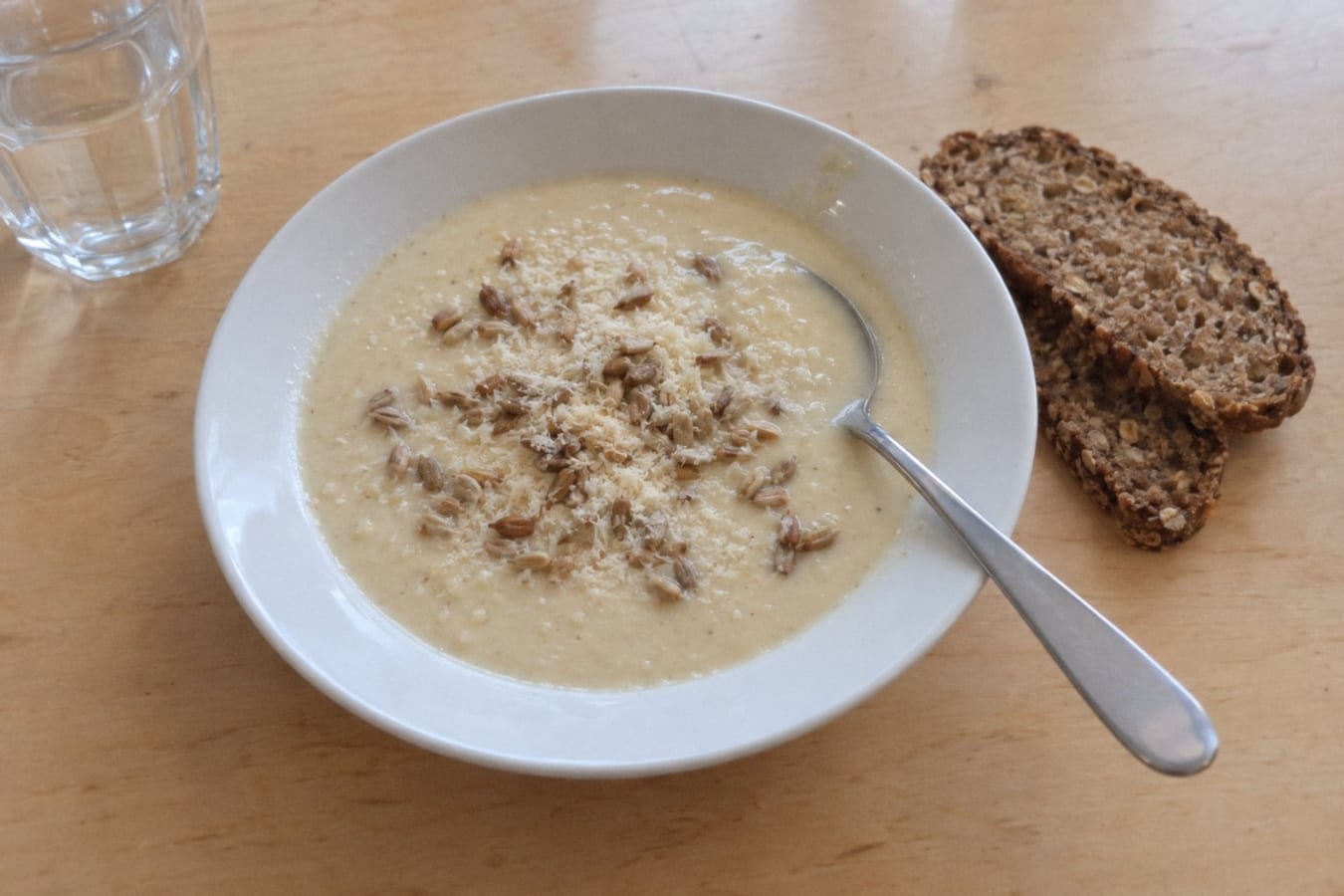 Blomkålssoppa med vita bönor
