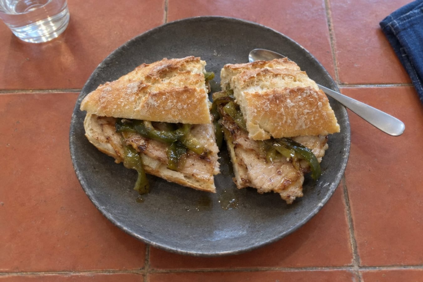 Bocadillo – baguette med stekt kotlettrad och grön paprika
