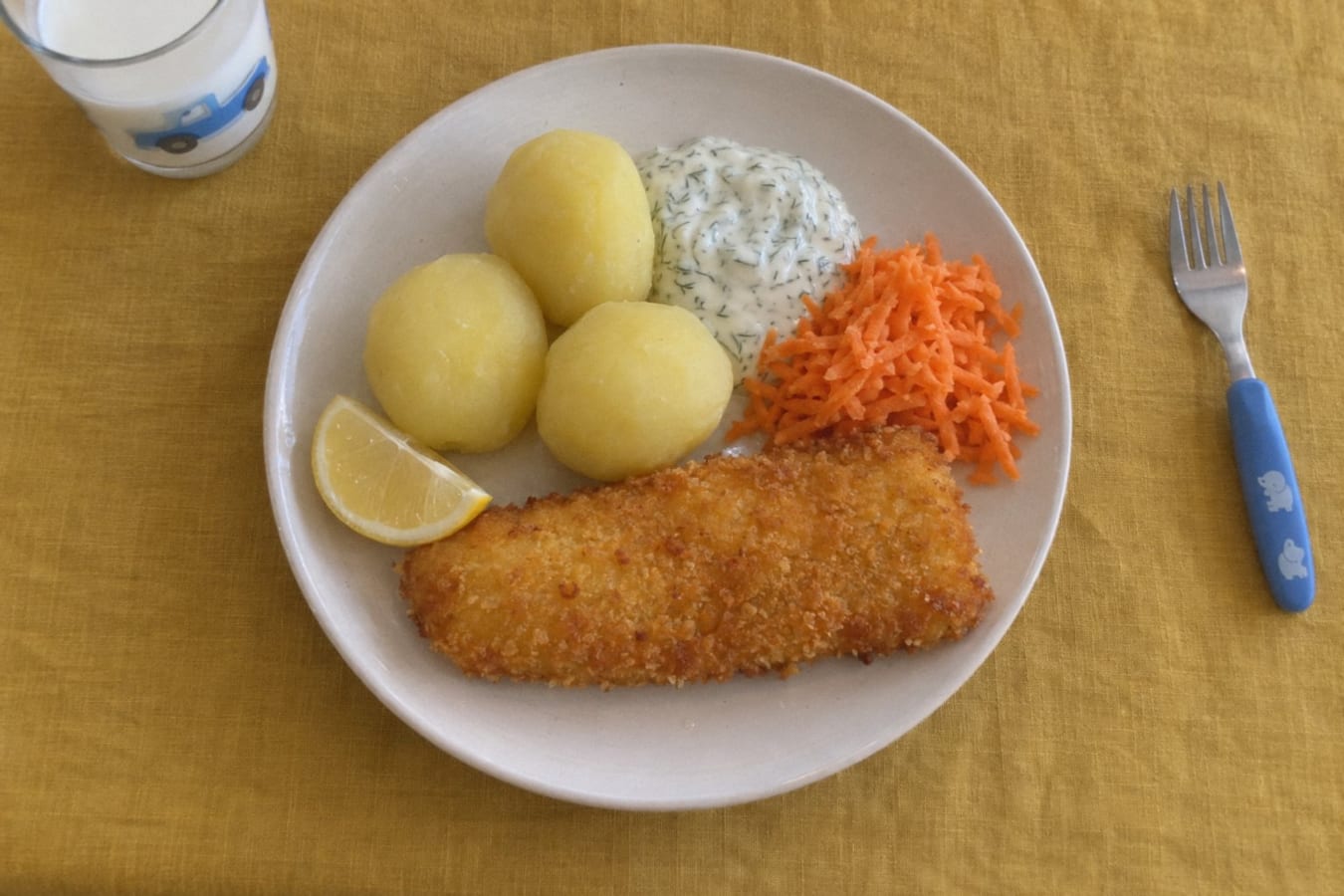 Panerad fisk med kokt potatis och kall dillsås