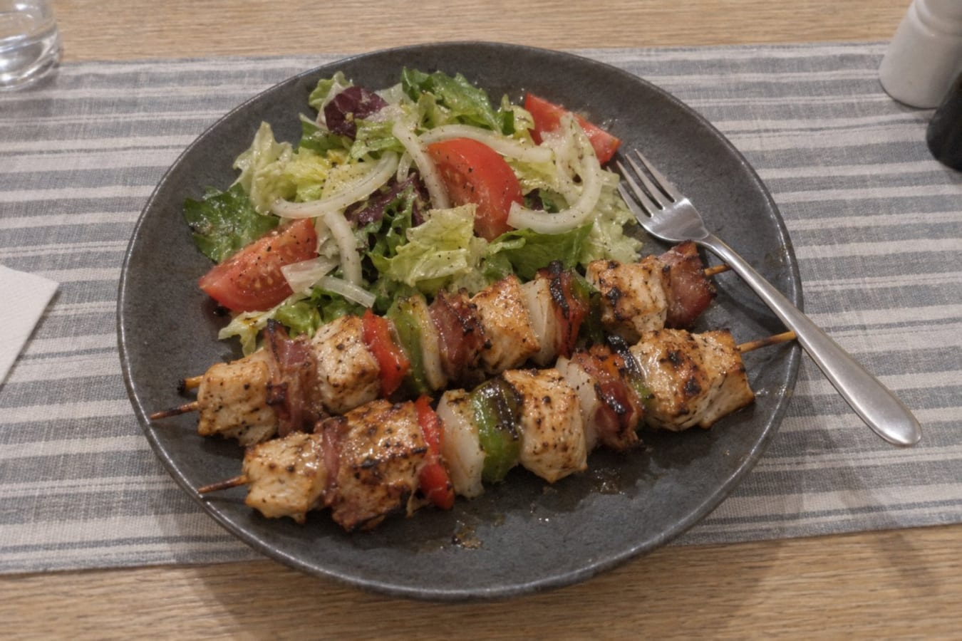 Brochettes de pollo con ensalada mixta