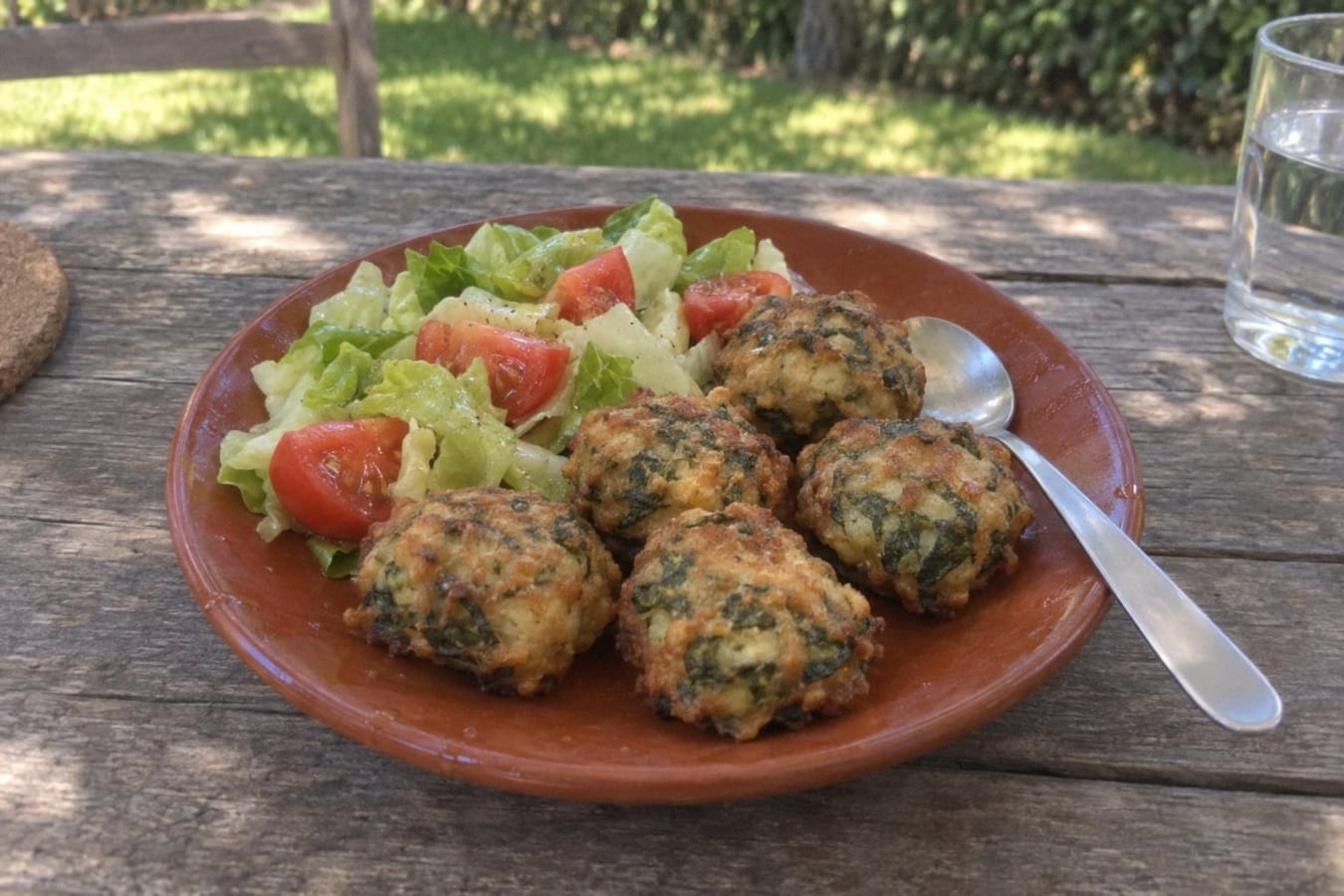 Buñuelos de acelga – mangoldbeignets med sallad