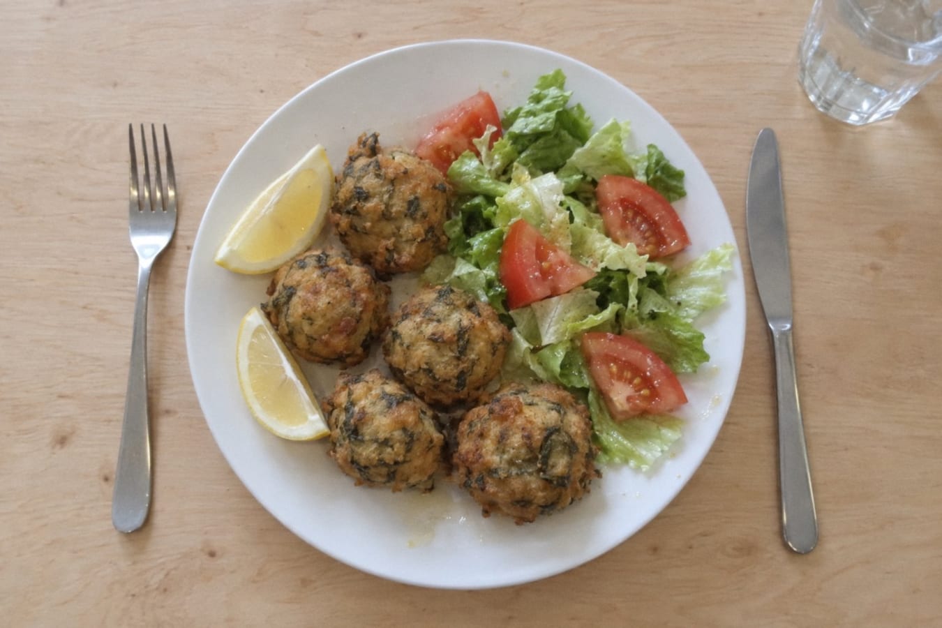 Buñuelos de algas con ensalada