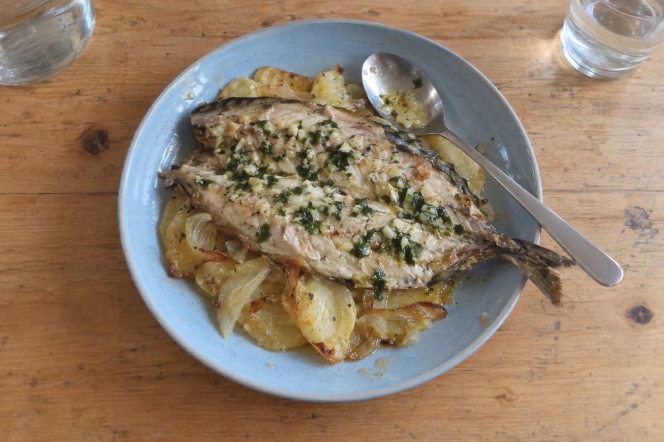 Baked mackerel with potatoes, garlic and parsley