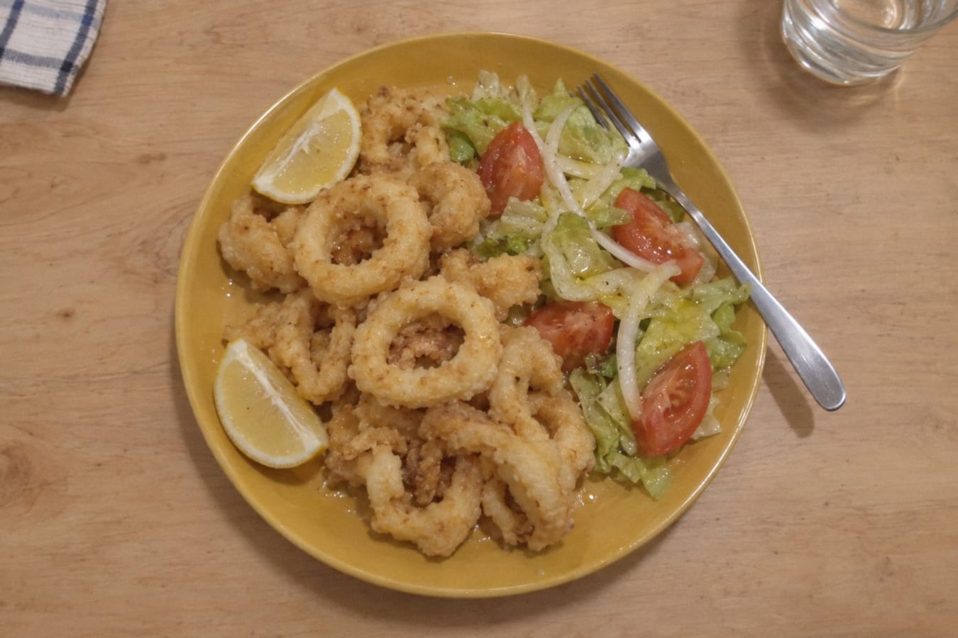 Friterade bläckfiskringar (calamares a la romana) med sallad