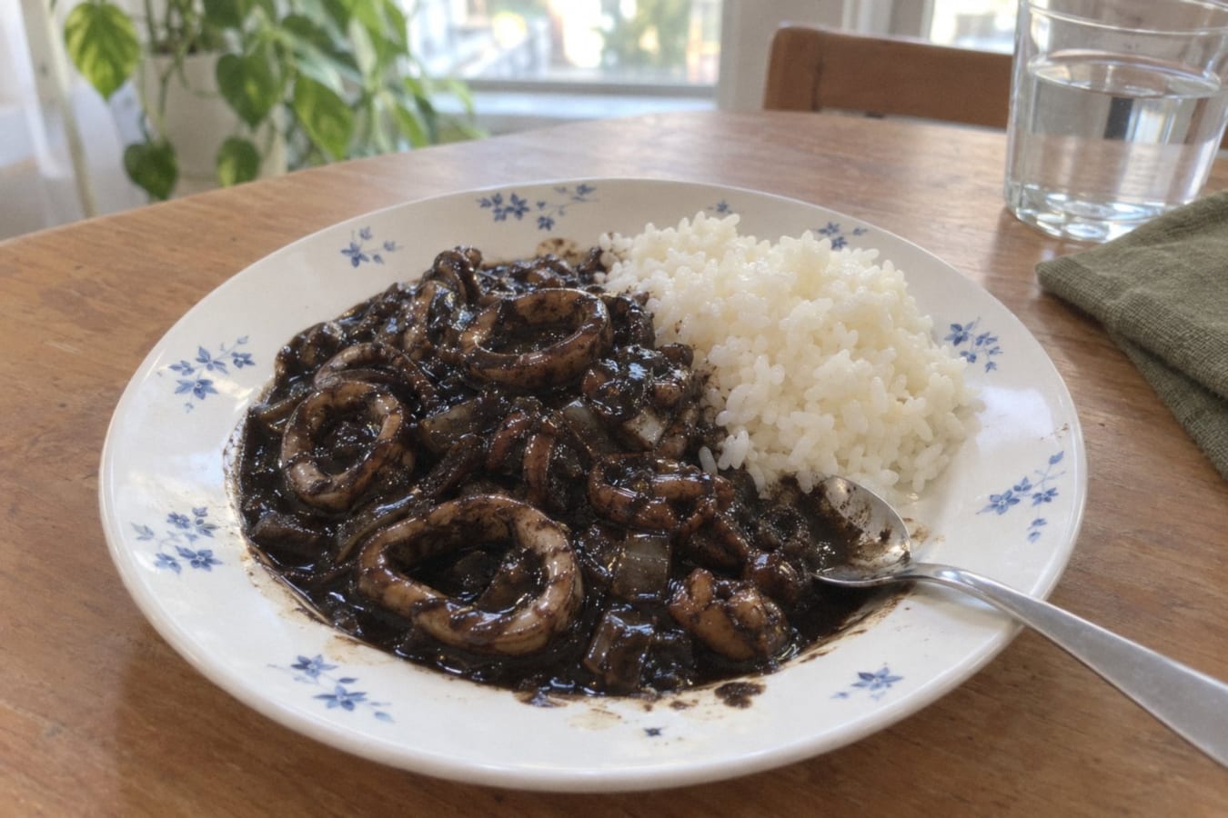 Calamares en su tinta con arroz blanco