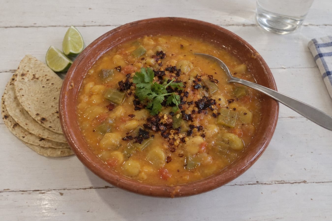 Caldo de habas – bondbönssoppa med tomat och kaktusblad