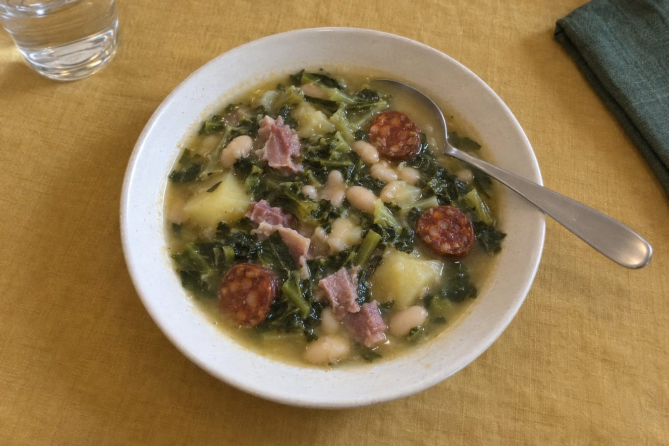 Caldo gallego – galicisk soppa med rovblast, bönor och potatis