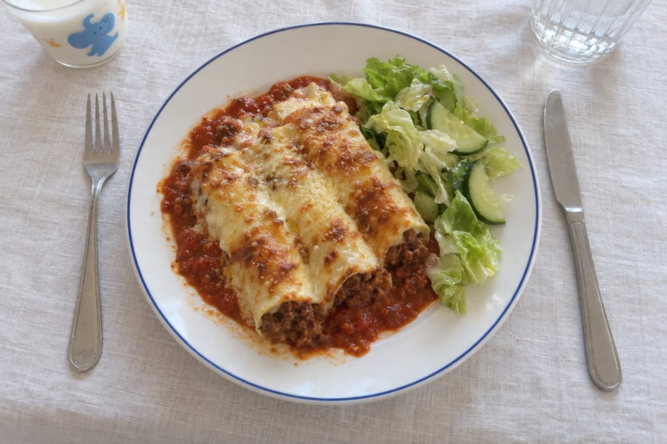 Beef cannelloni with tomato sauce