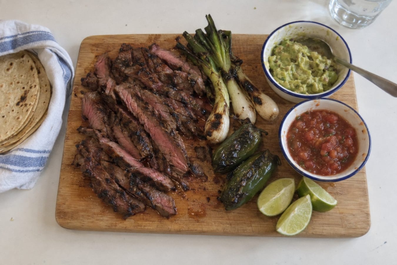 Carne asada – grillad biff med tortillas, guacamole och salsa