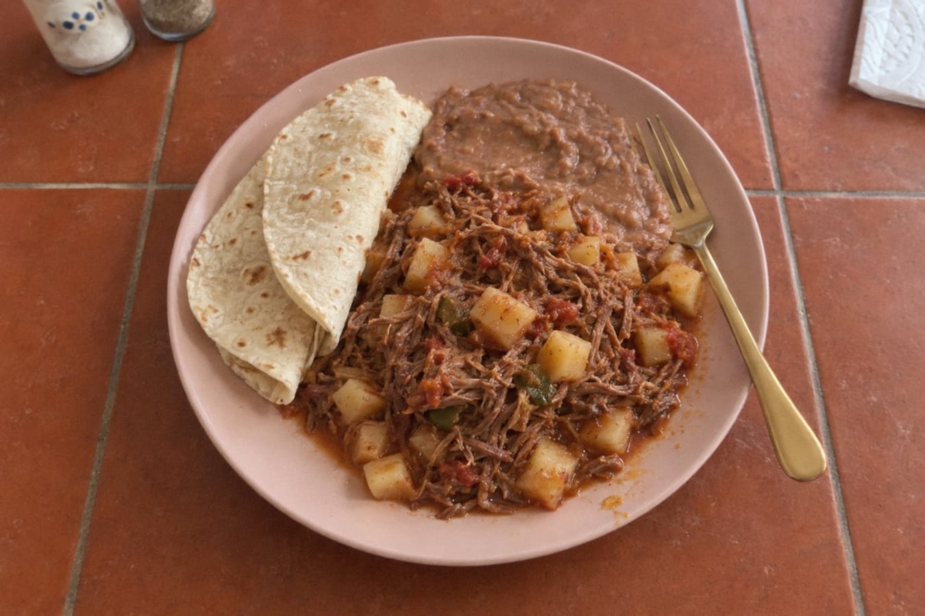 Carne deshebrada con papas