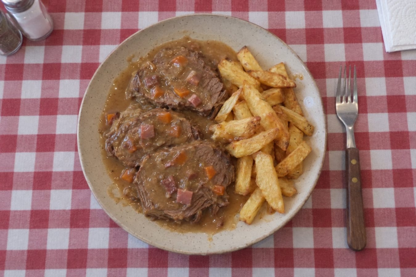 Carne mechada – späckad nötstek i vinsås med friterad potatis