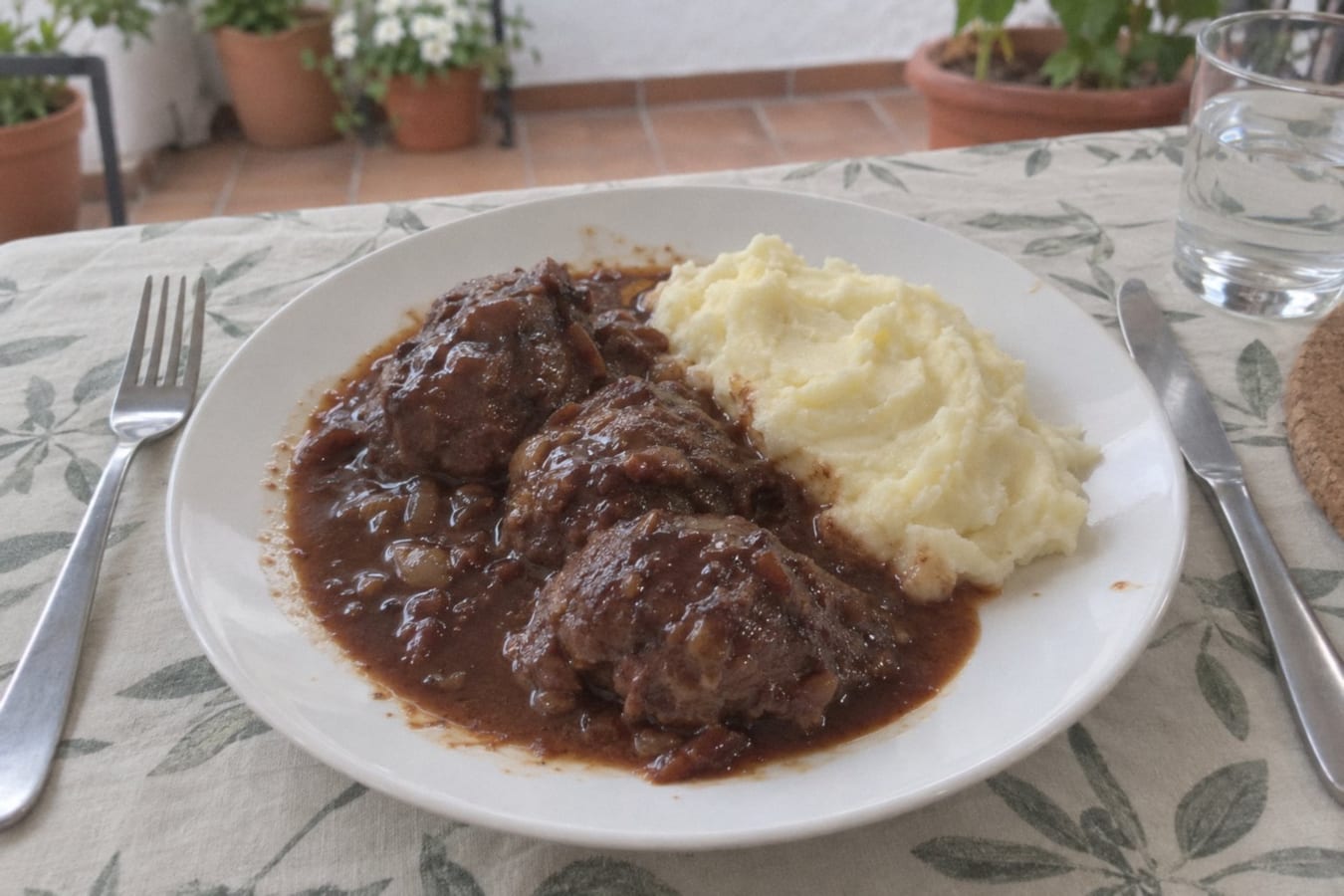 Carrilleras al vino tinto con puré