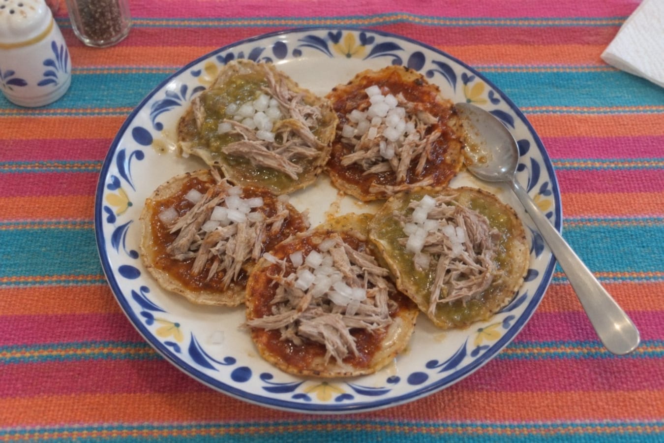 Chalupas poblanas – små stekta majstortillor med salsa, fläsk och lök