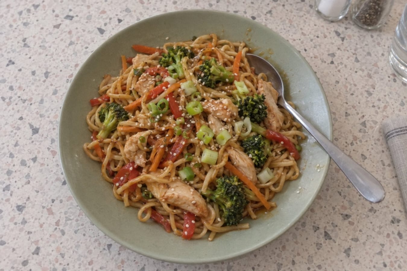 Wok de pollo con fideos