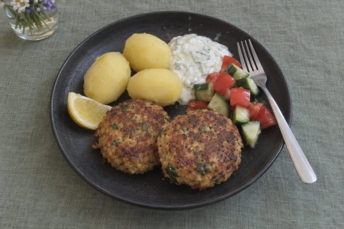 Kikärts- och halloumibiffar med vitlöksyoghurt