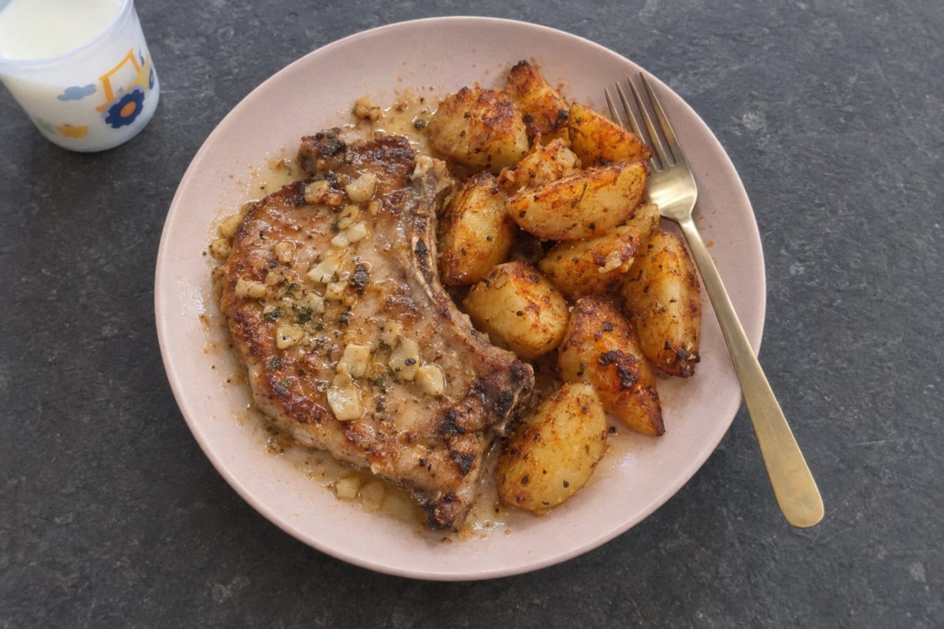 Chuletas de cerdo al ajo y limón con papas al horno