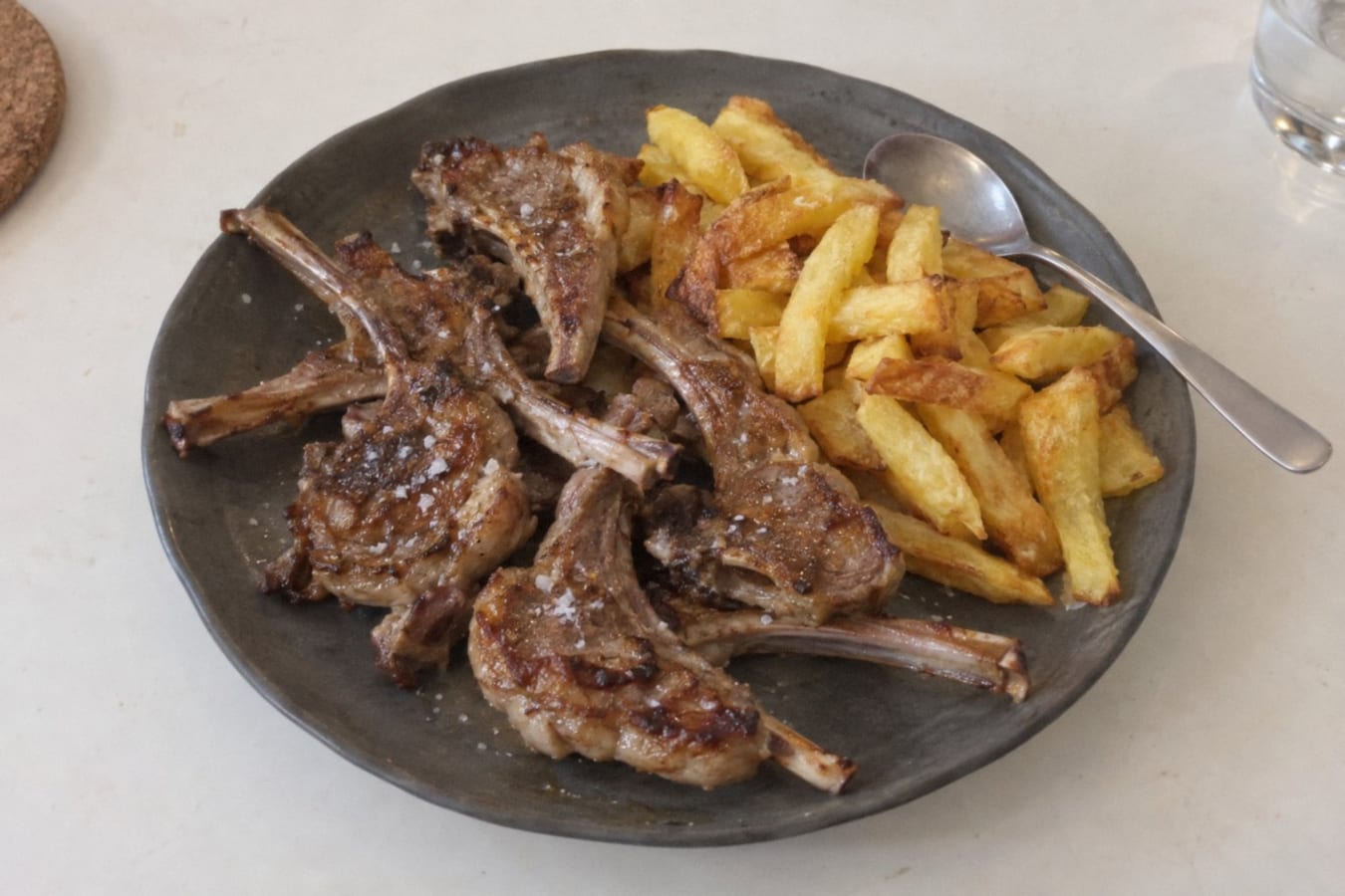 Chuletillas de cordero con patatas fritas