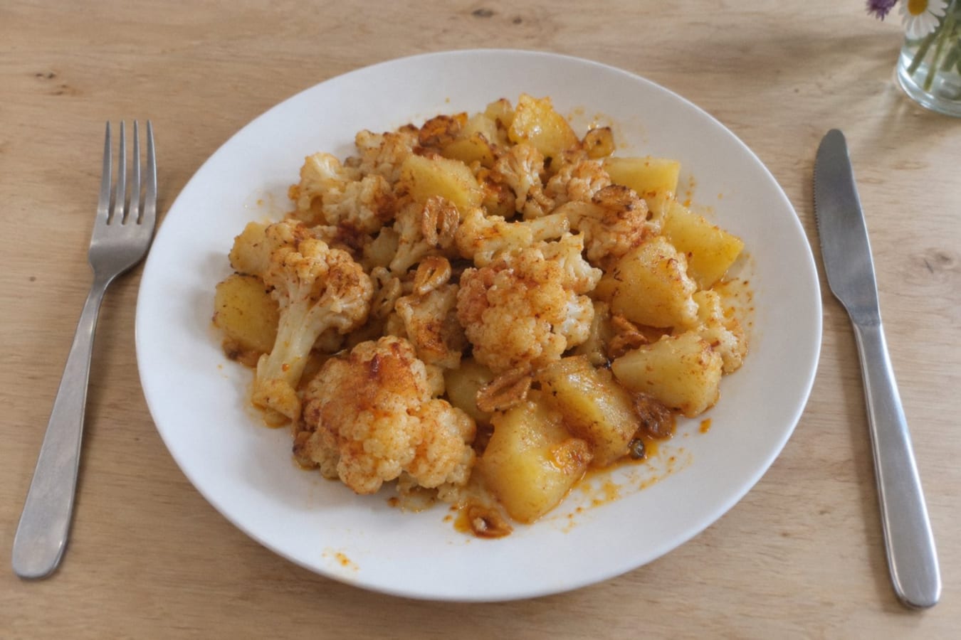Cauliflower and potatoes with garlic and paprika