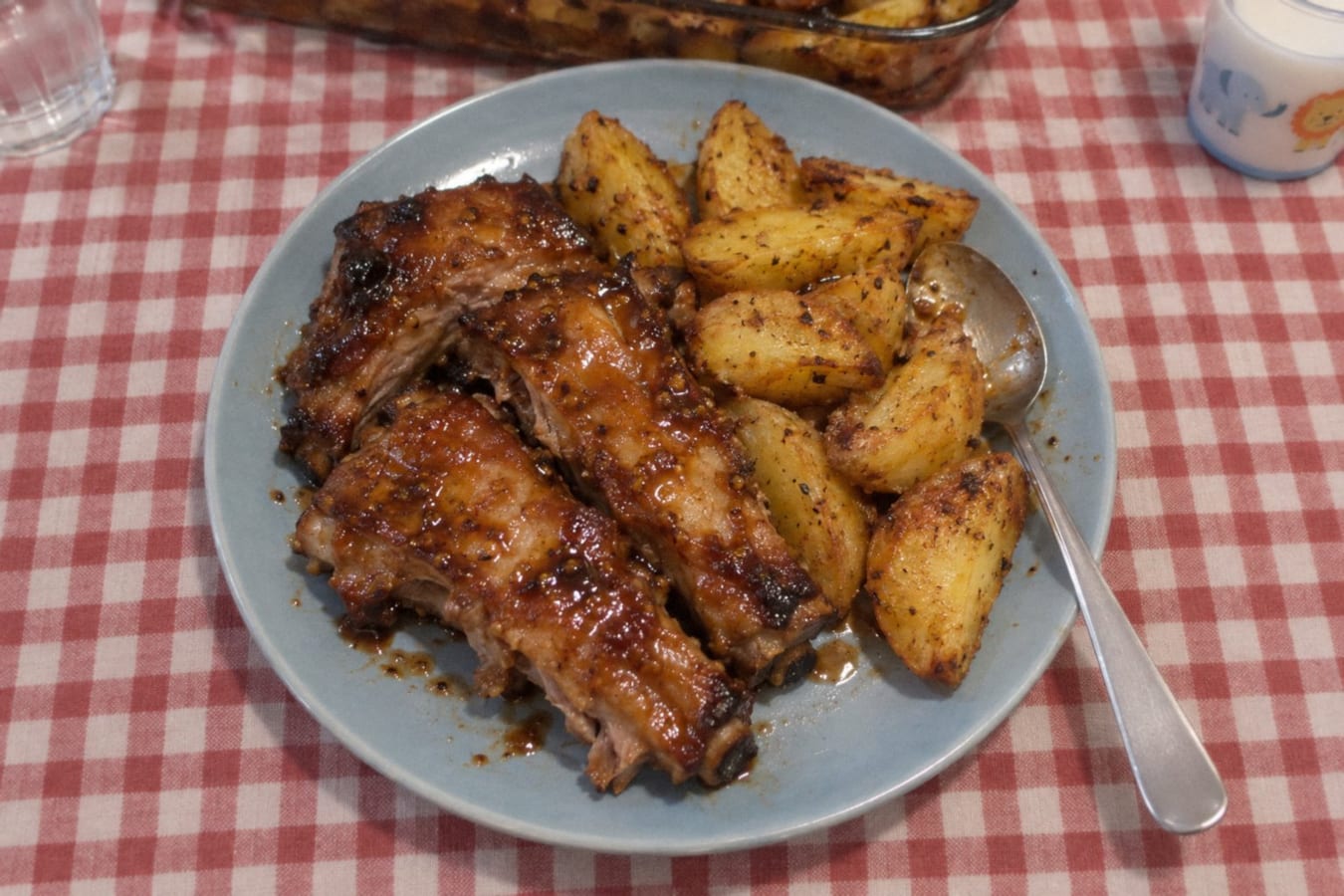 Revbensspjäll med honung och senap och ugnspotatis