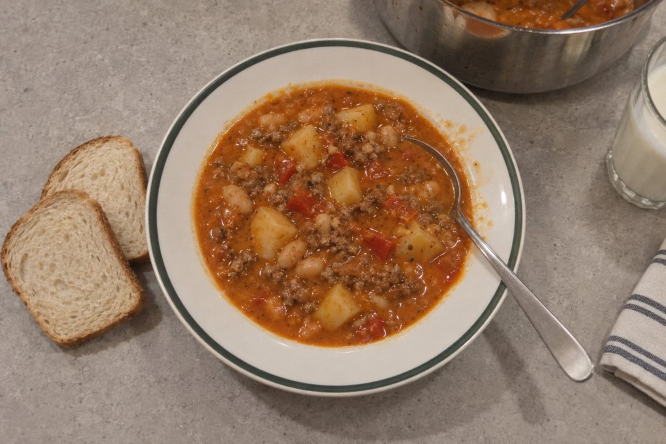 Sopa cowboy (de carne picada y frijoles) con pan