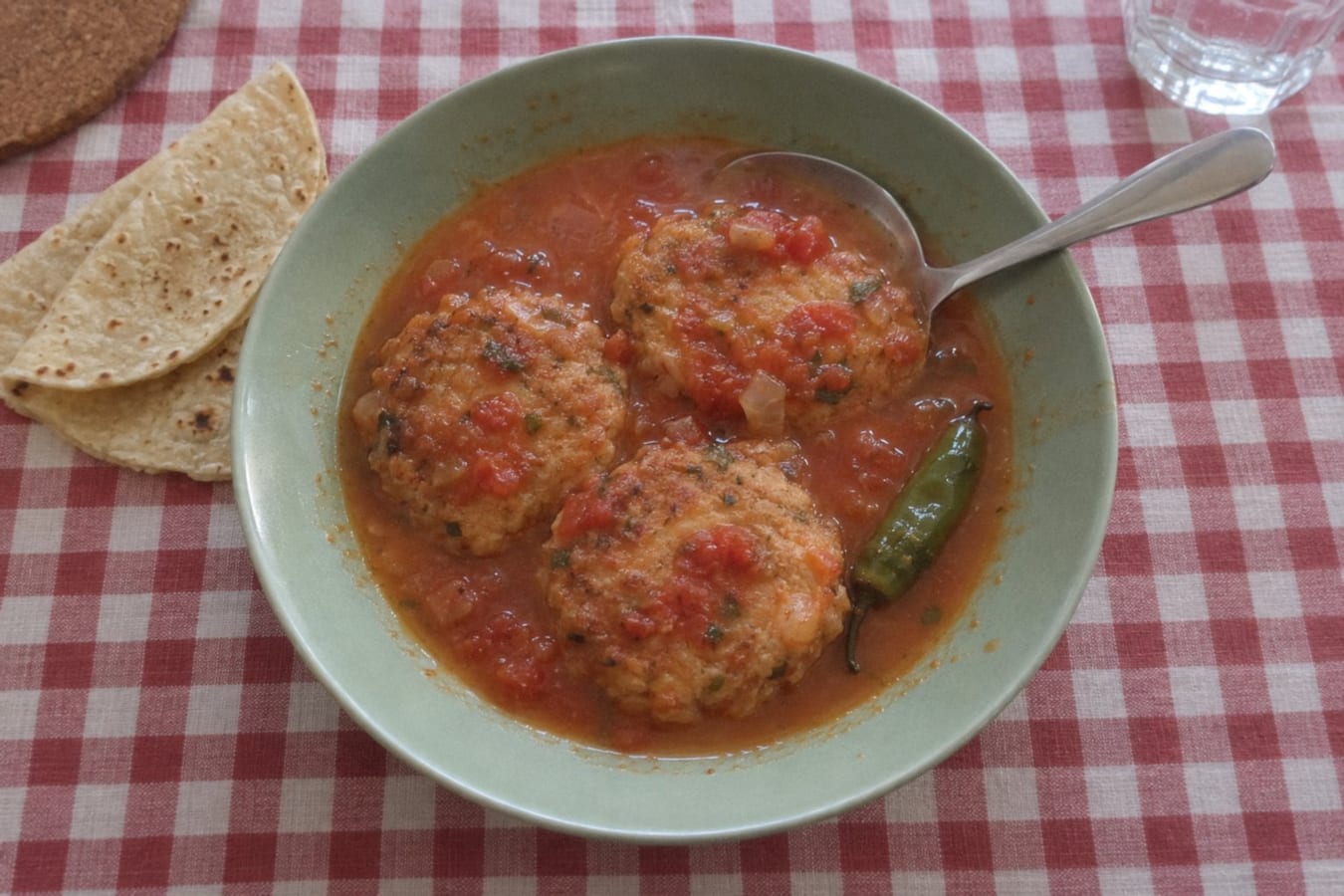 Tortitas de atún – tuna patties in tomato broth