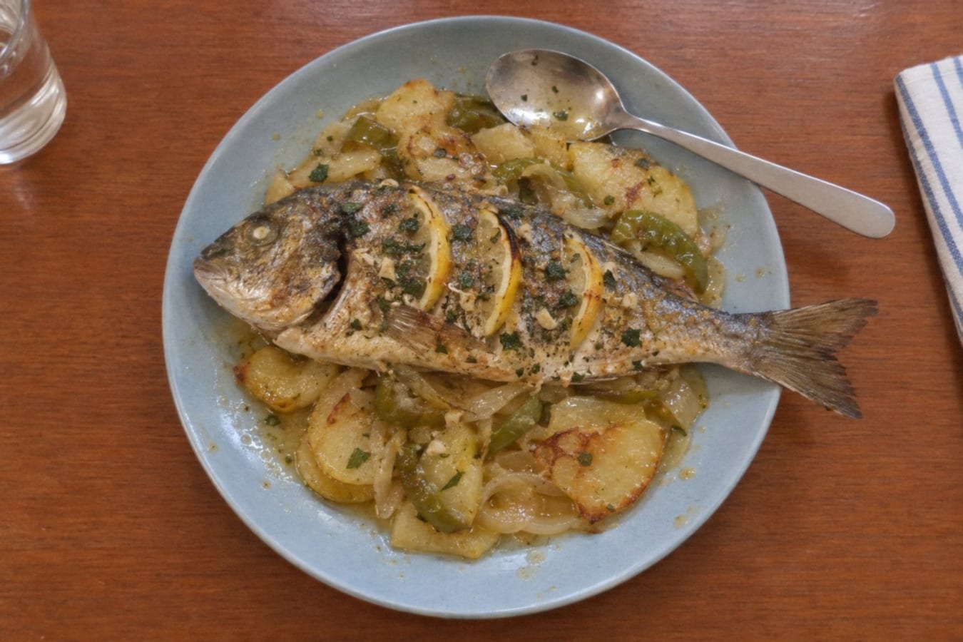 Dorada al horno con patatas panaderas
