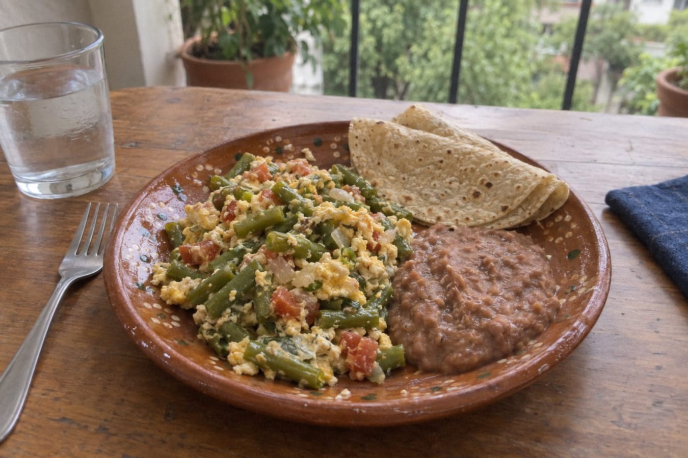 Ejotes con huevo – haricots verts med ägg, tomat och chili