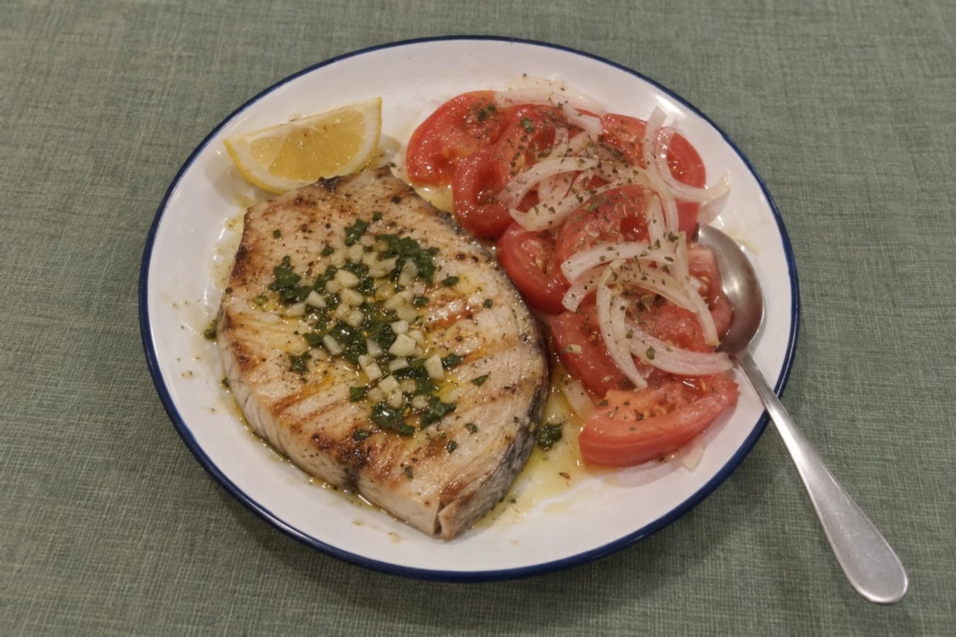 Stekt svärdfisk med tomatsallad