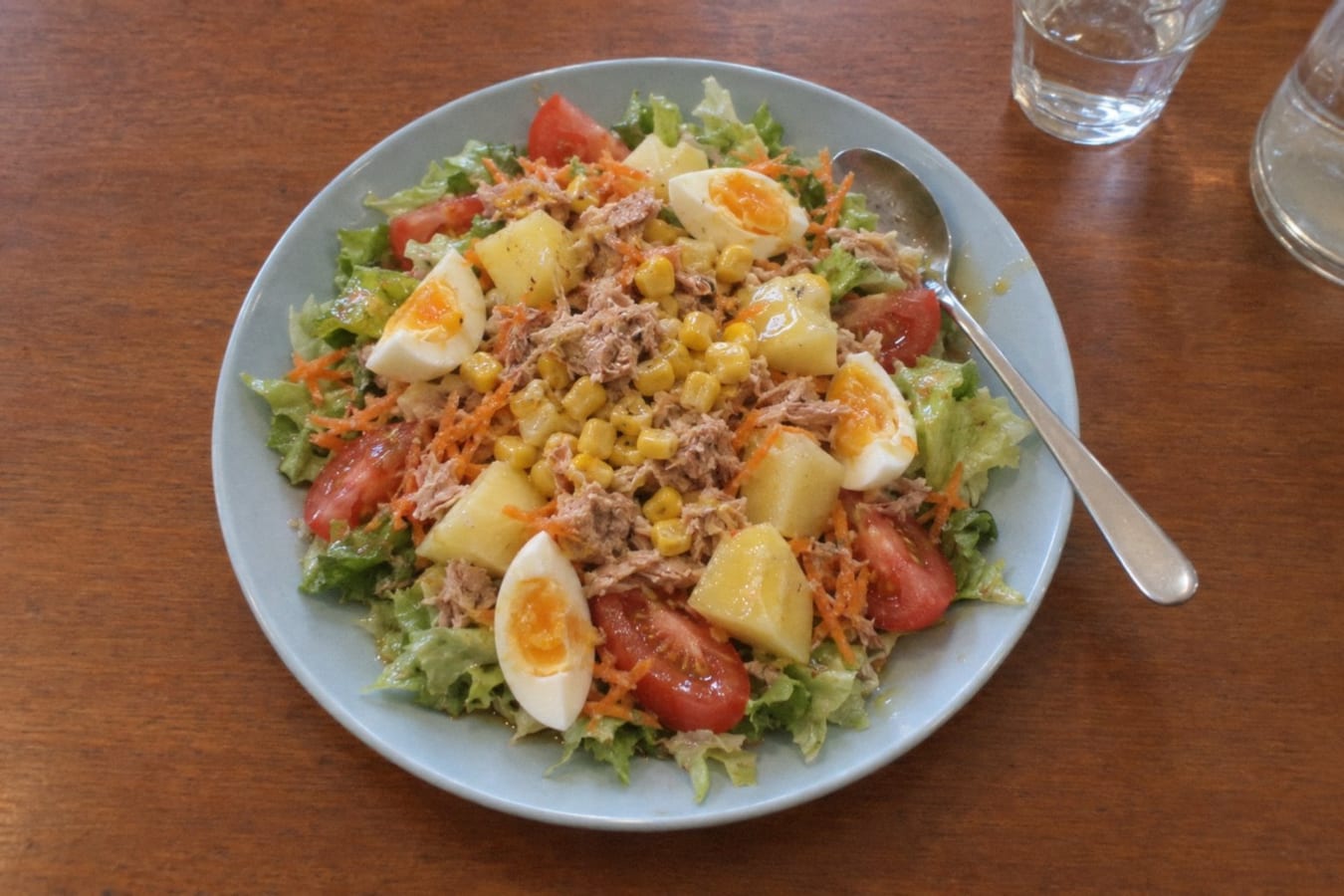 Ensalada completa – main-course salad with egg, tuna and sweetcorn
