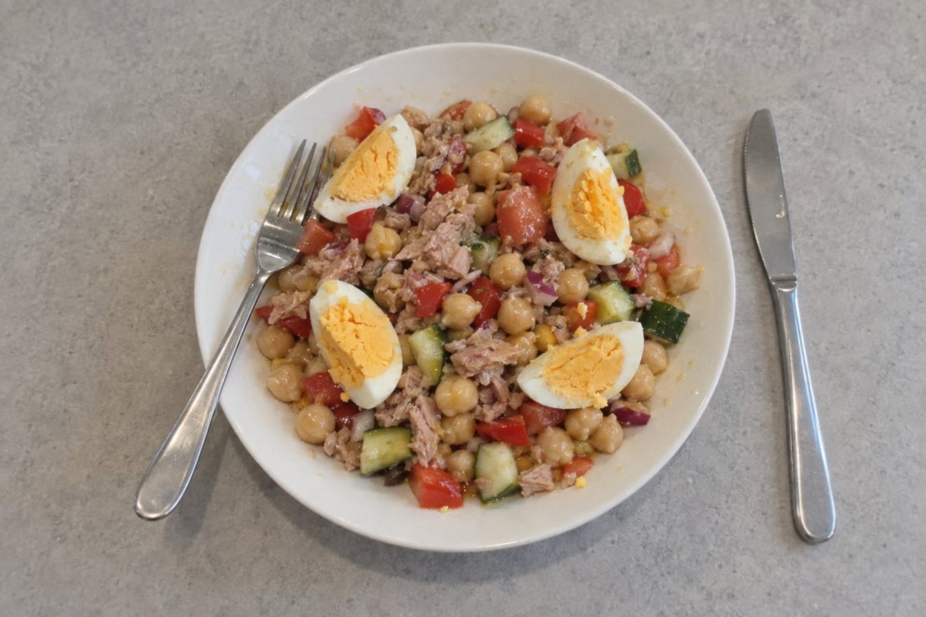 Ensalada de garbanzos con atún y huevo