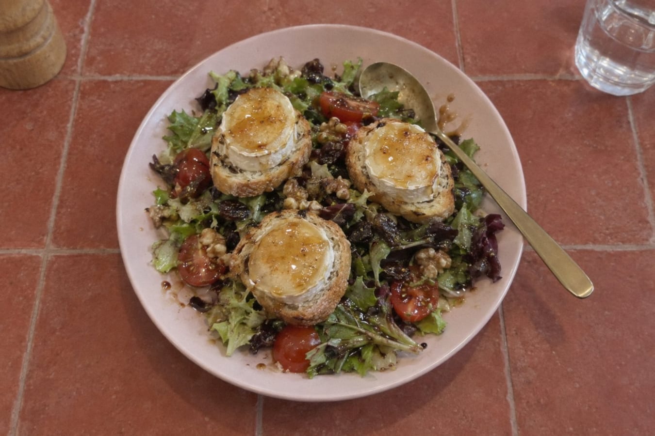 Sallad med gratinerad chèvre, valnötter och honung