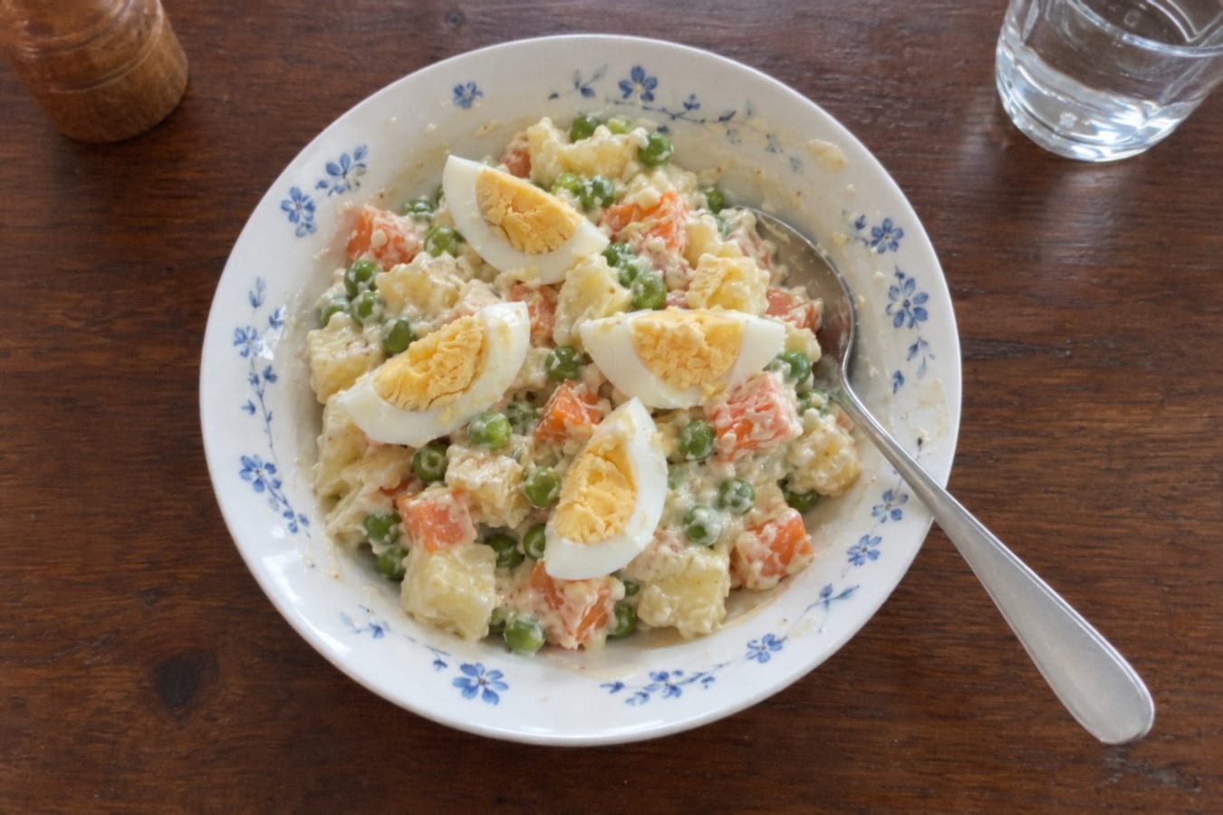 Ensalada rusa – potatissallad med morot, ärter och ägg